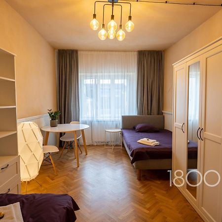 1800 By Vince Stay - Private Rooms In Town Hall Square Tartu Exterior foto